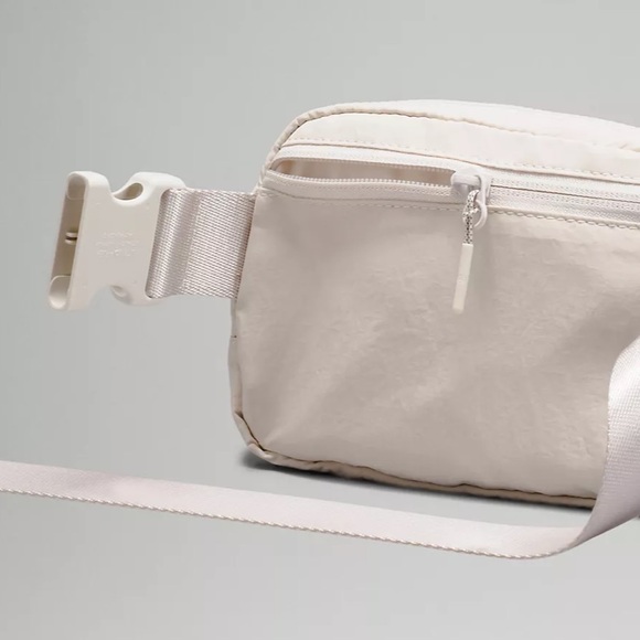 NWT Lululemon Everywhere Belt Bag White Opal - Picture 4 of 8